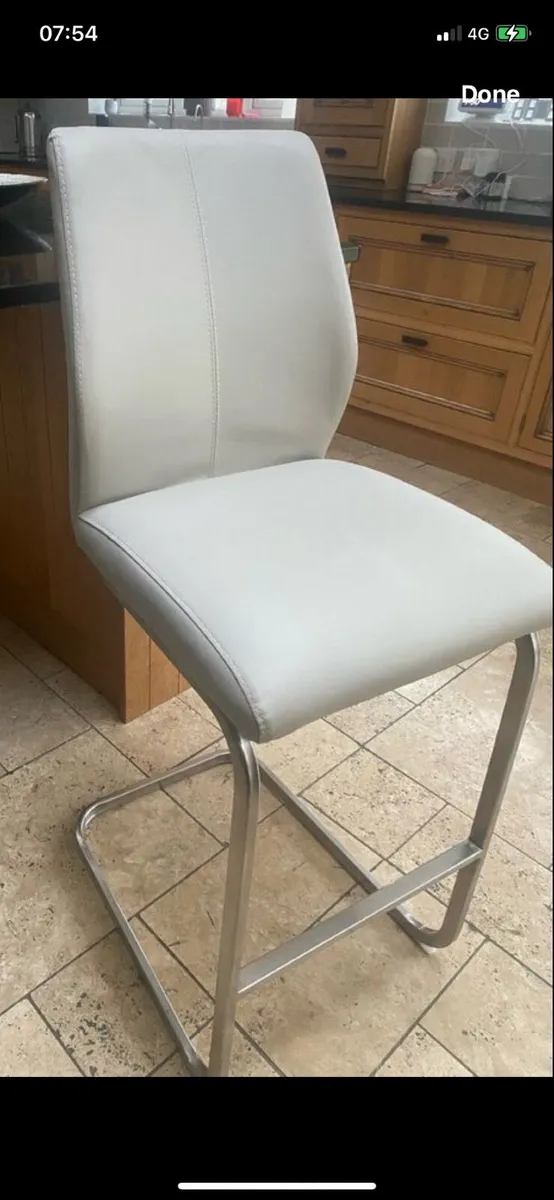 Kitchen island chairs - Image 1