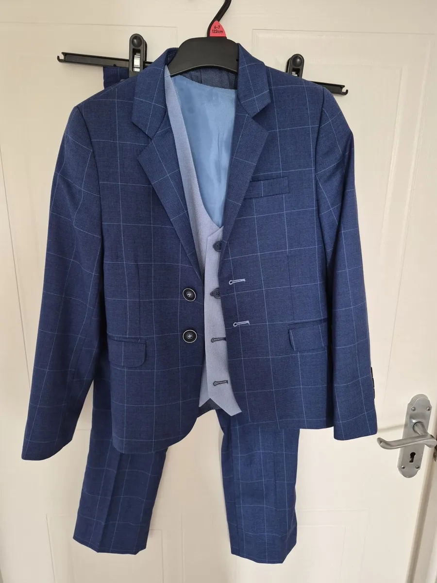 Boys suit - Image 1