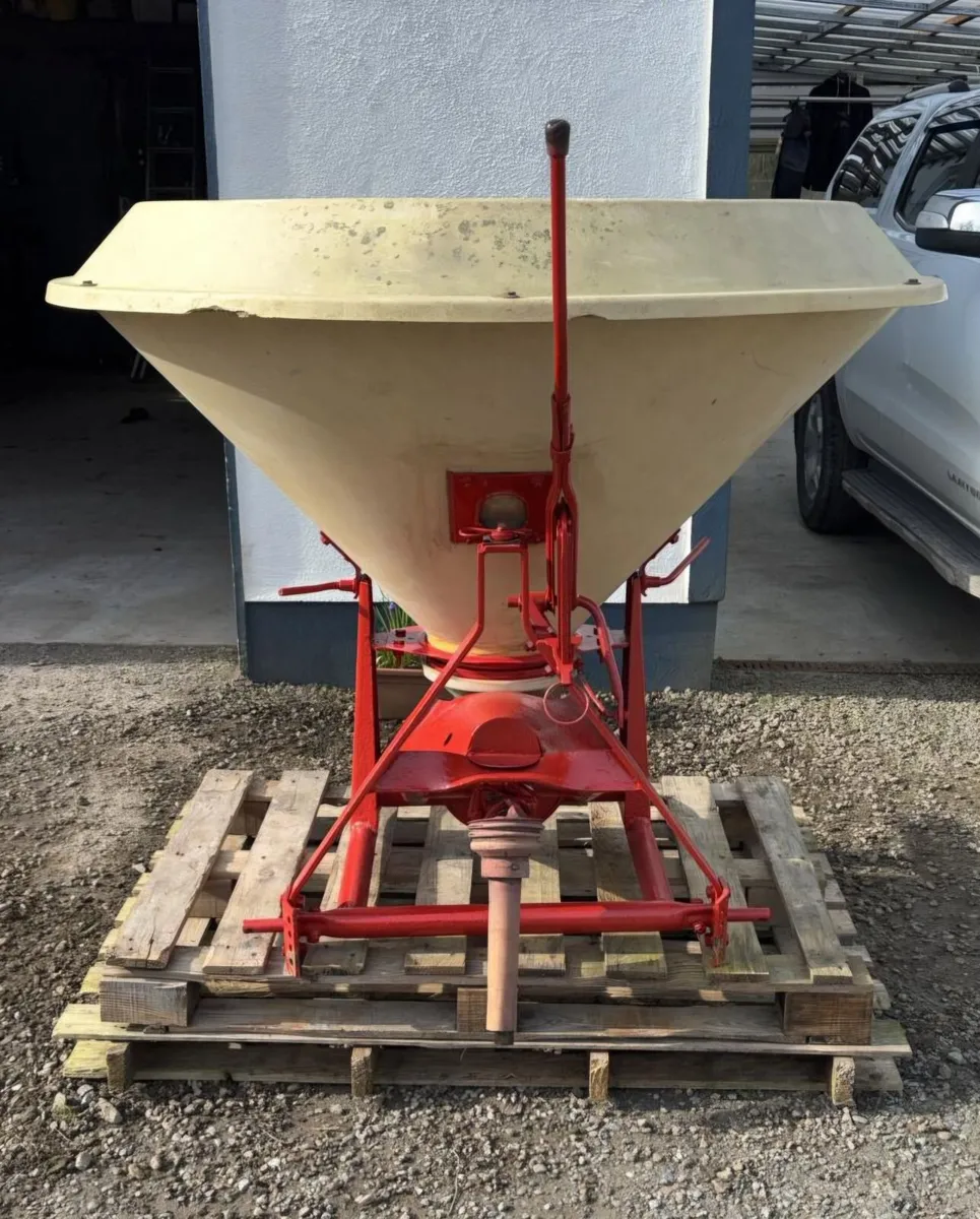 Vicon Fertilizer Spreader - Image 1