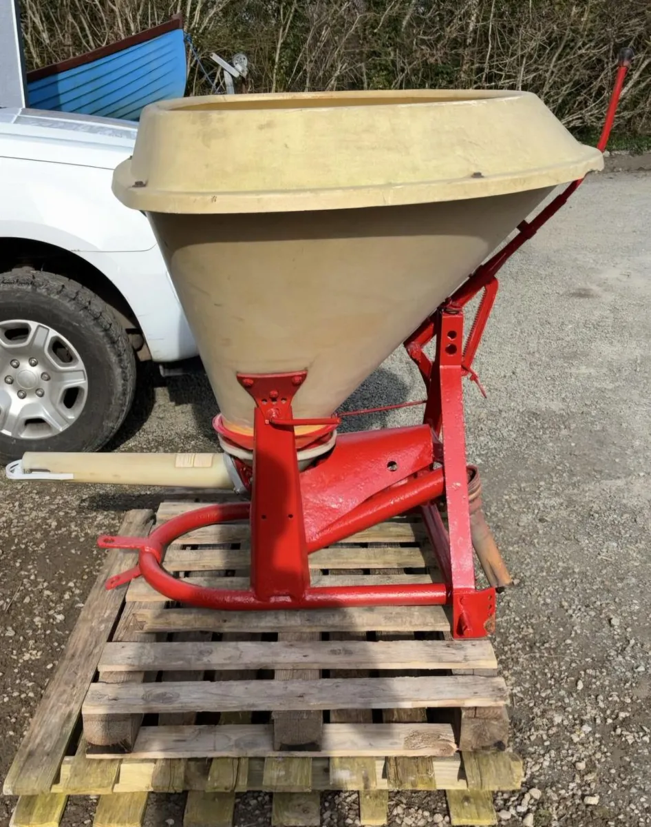 Vicon Fertilizer Spreader - Image 2