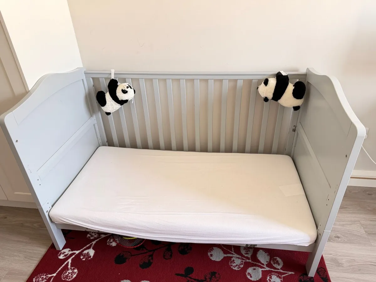 Baby cot free to go - Image 2