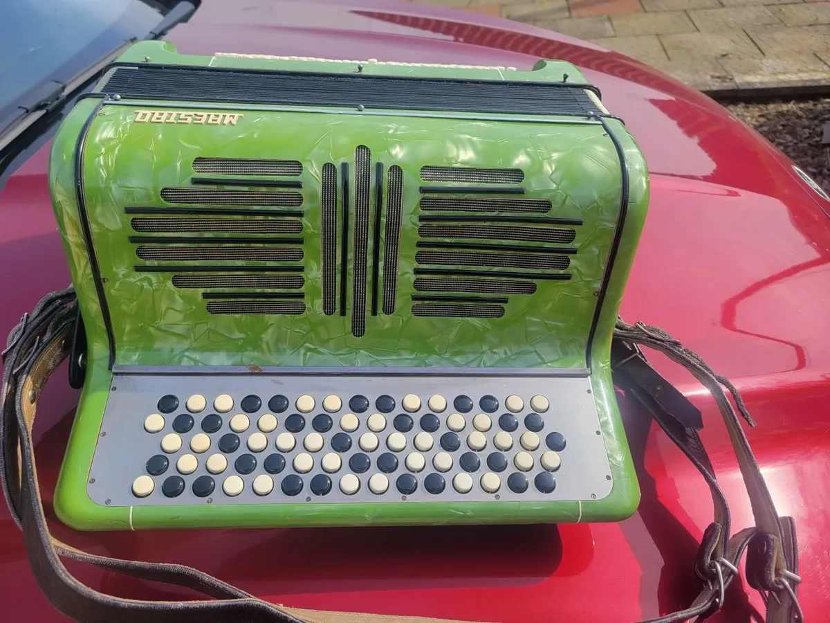 Accordion , maestro 5 row button accordiob