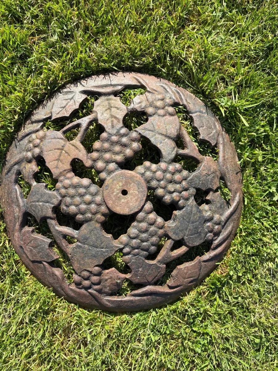 Cast iron metal base - Image 1