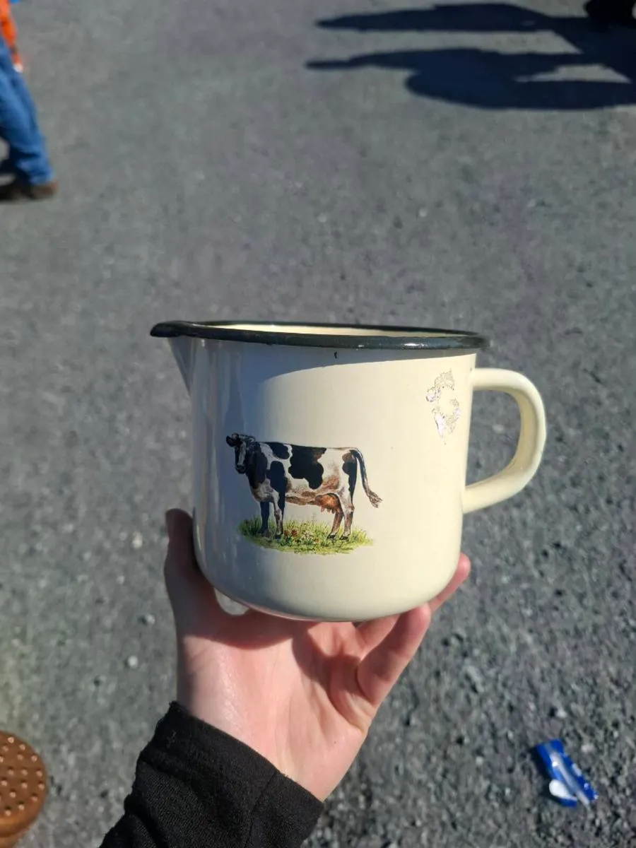 Enamel mesuring cup possible to post - Image 1