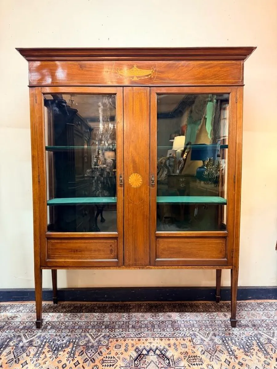 Elegant Sheraton Style 19th Century Display Cabinet - Image 1