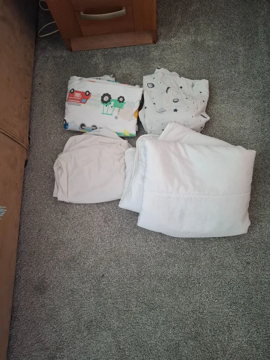 Cotbed duvet and bedding - Image 2