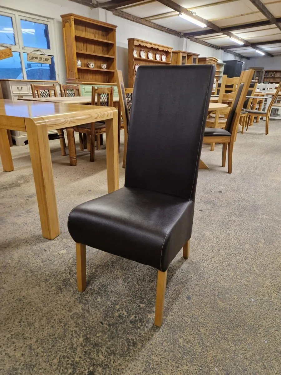 Light oak table, 4 leather oak chairs - Image 3