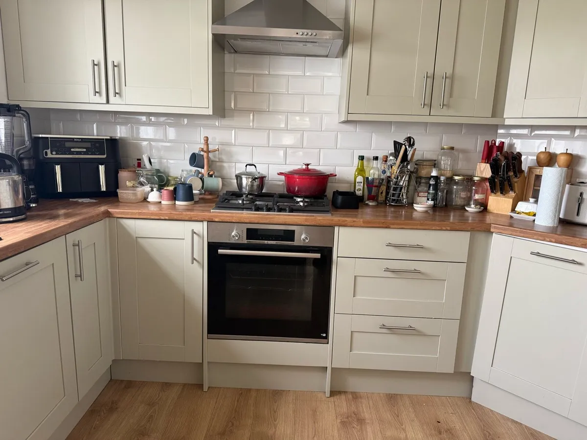Fully fitted kitchen - Image 1