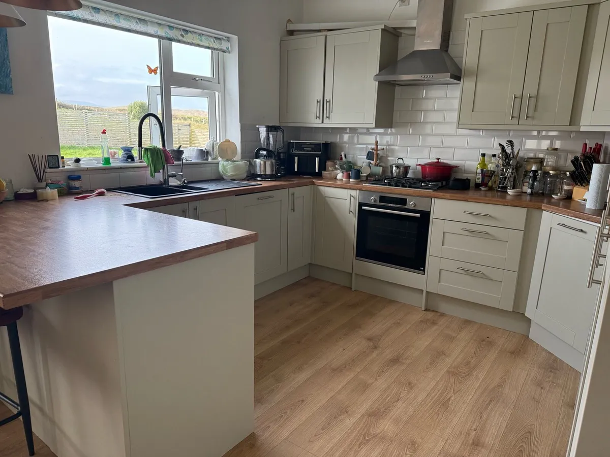 Fully fitted kitchen - Image 2