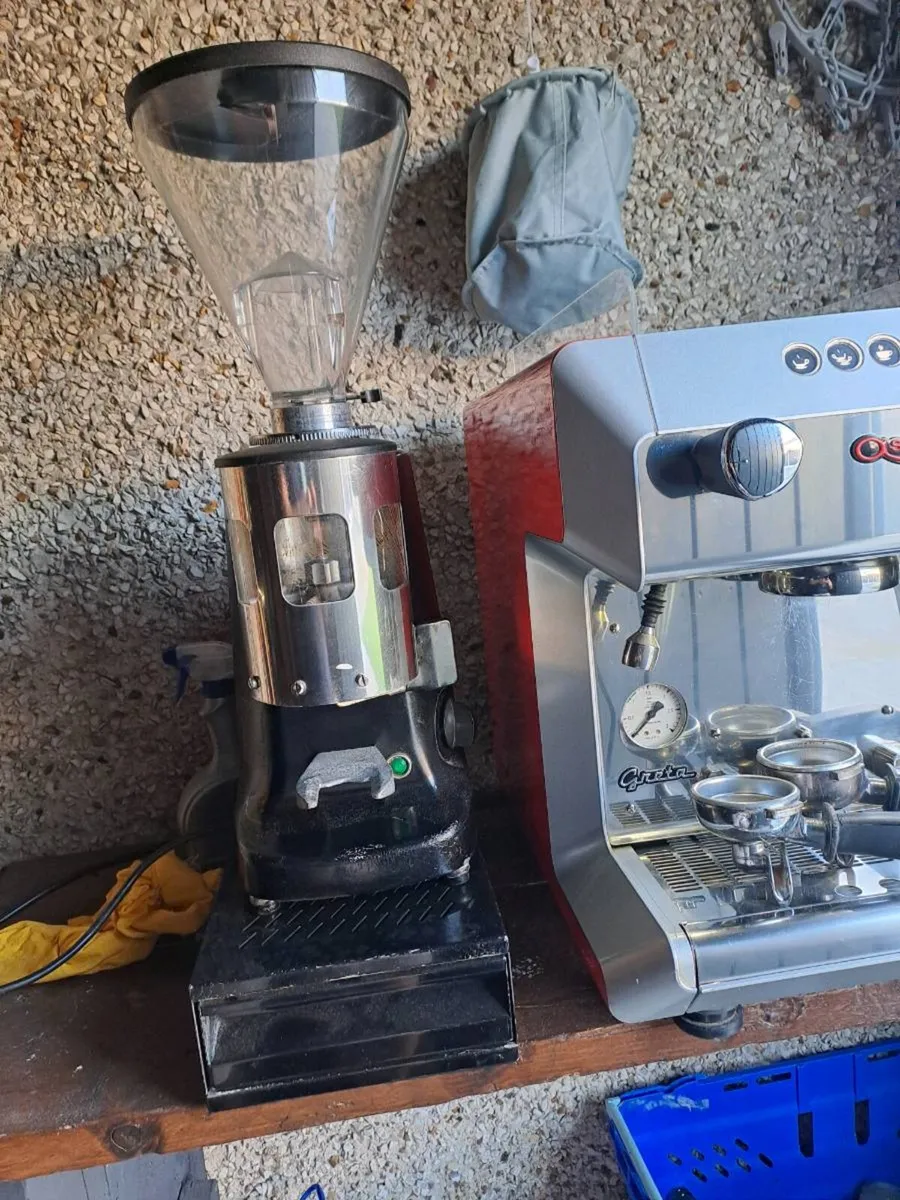 Coffee machine and grinder - Image 4