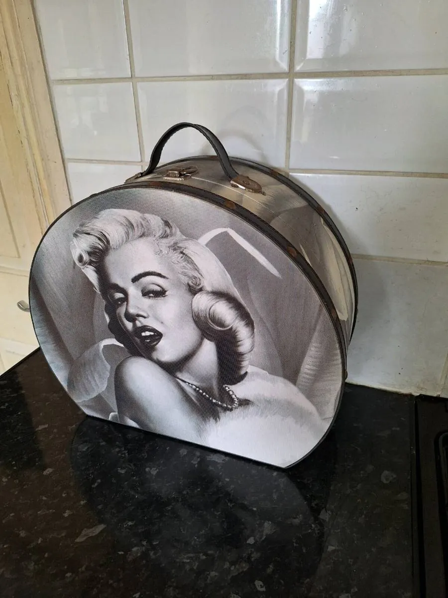 Vintage Marilyn Monroe vanity case + canvas print - Image 1