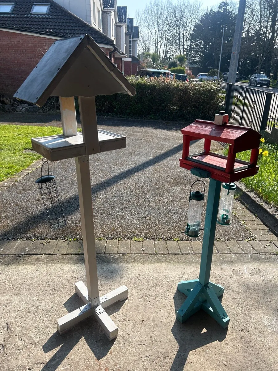 Bird house & stand - Image 1