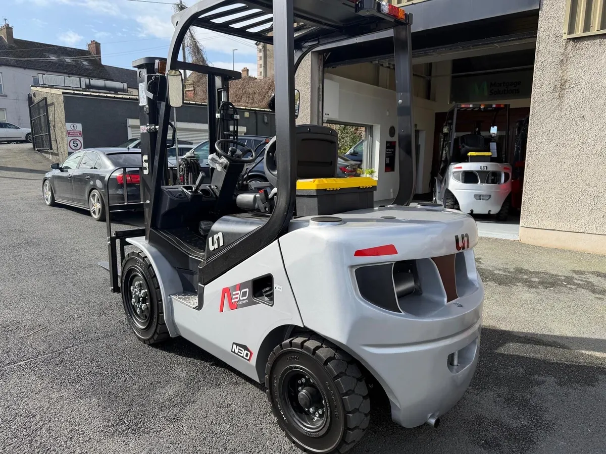 Brand New 3 Tonne Diesel UN Forklift - Image 4