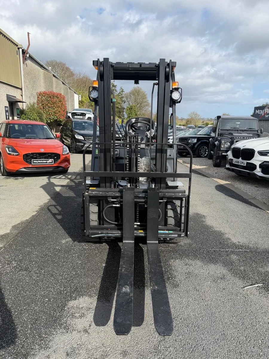 Brand New 3 Tonne Diesel UN Forklift - Image 2