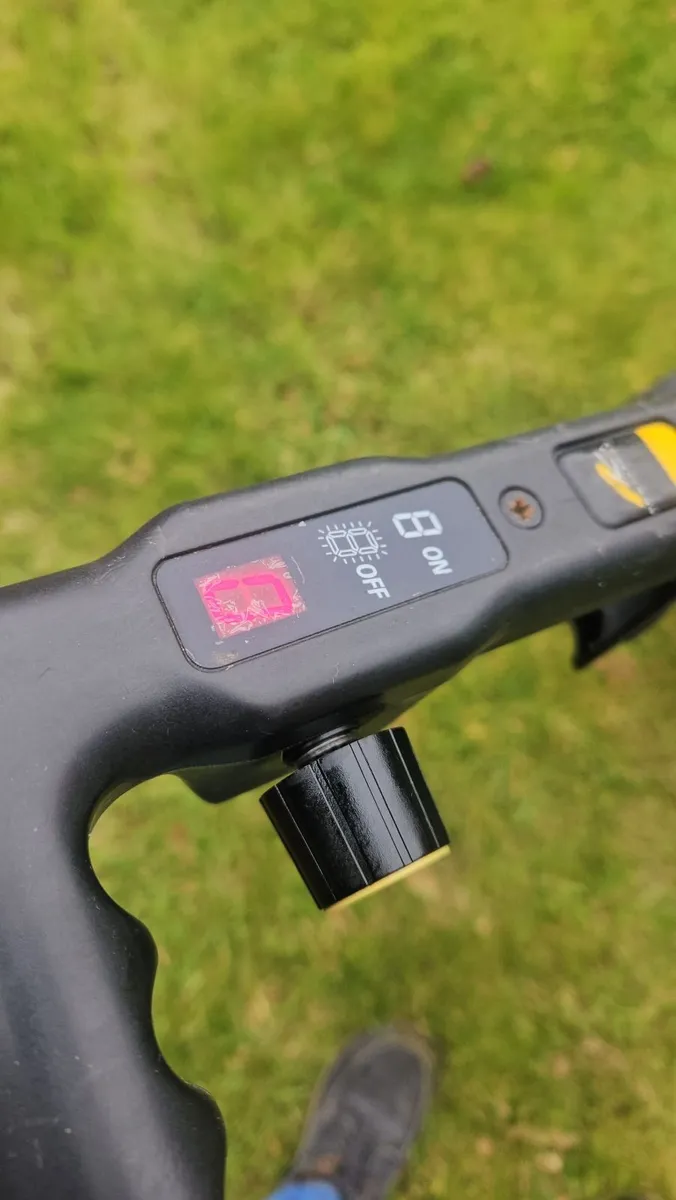 Electric golf trolly - Image 1