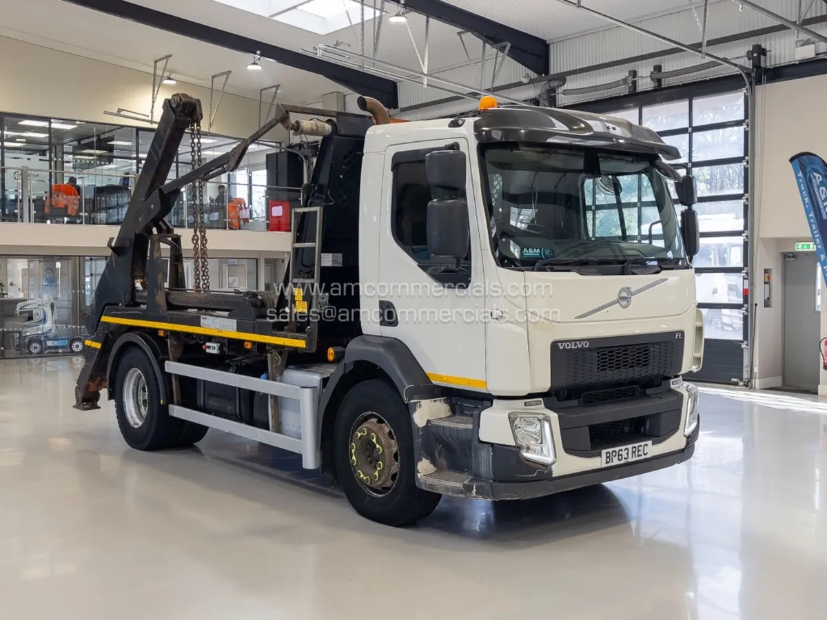 2018 (18) VOLVO FL 250 4X2 SKIP LOADER - Image 1