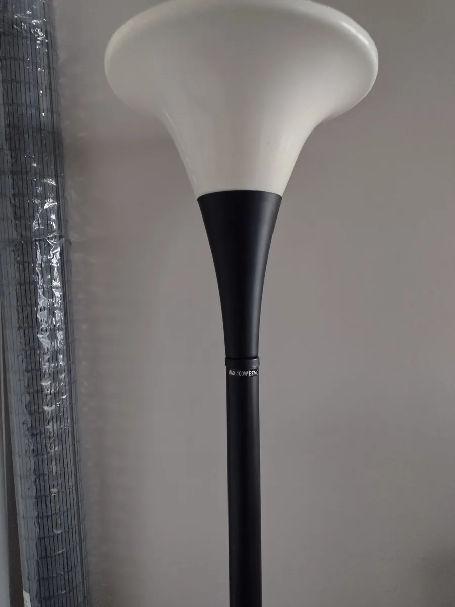 Tall wrought iron floor lamp - Image 4