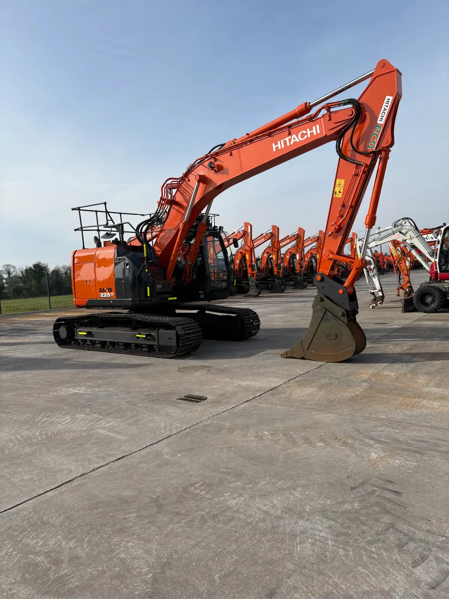 HITACHI ZX225-6 - Image 1