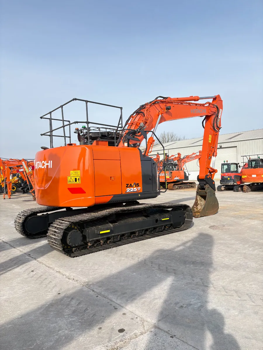HITACHI ZX225-6 - Image 4