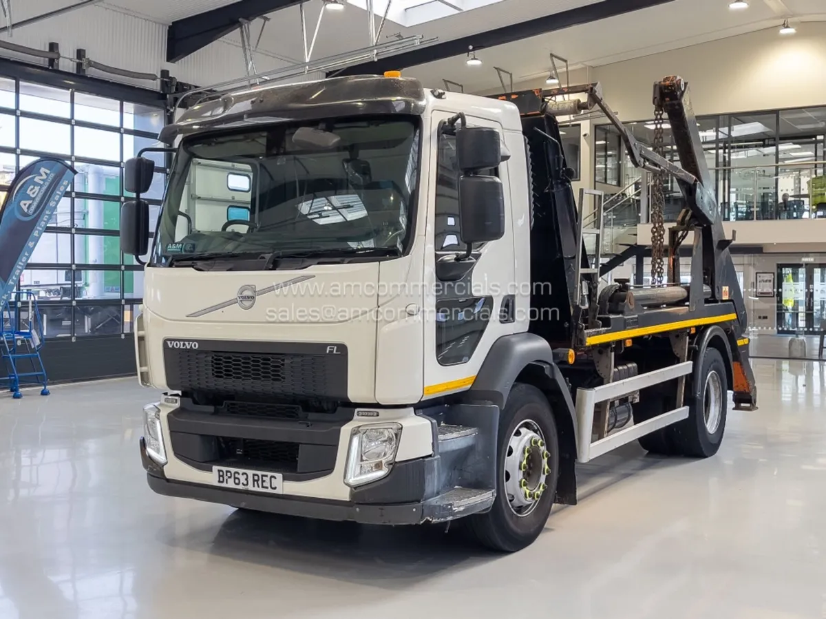 2018 (18) VOLVO FL 250 4X2 SKIP LOADER - Image 3