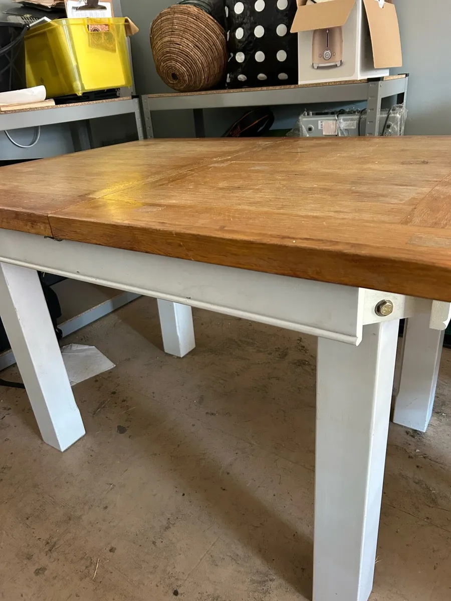 Table and chairs - Image 1