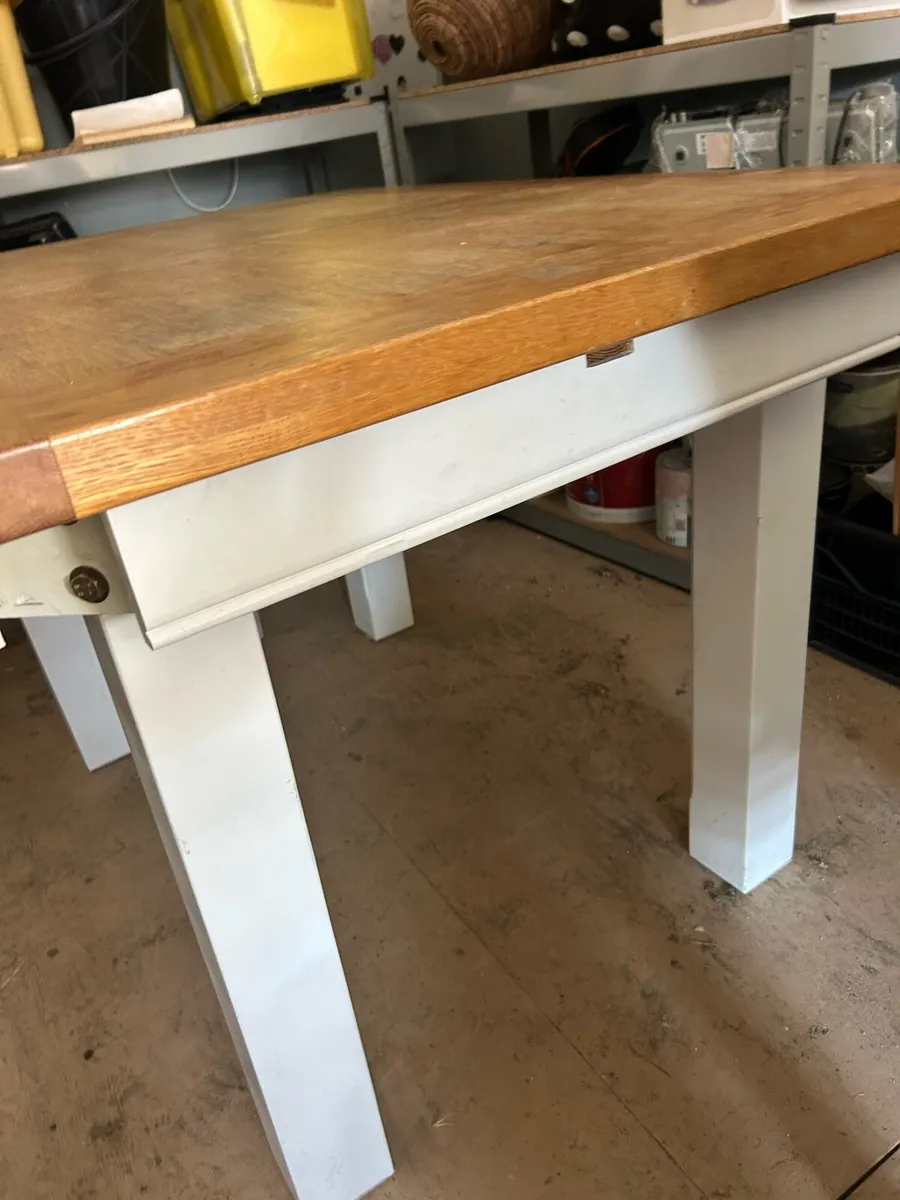 Table and chairs - Image 2