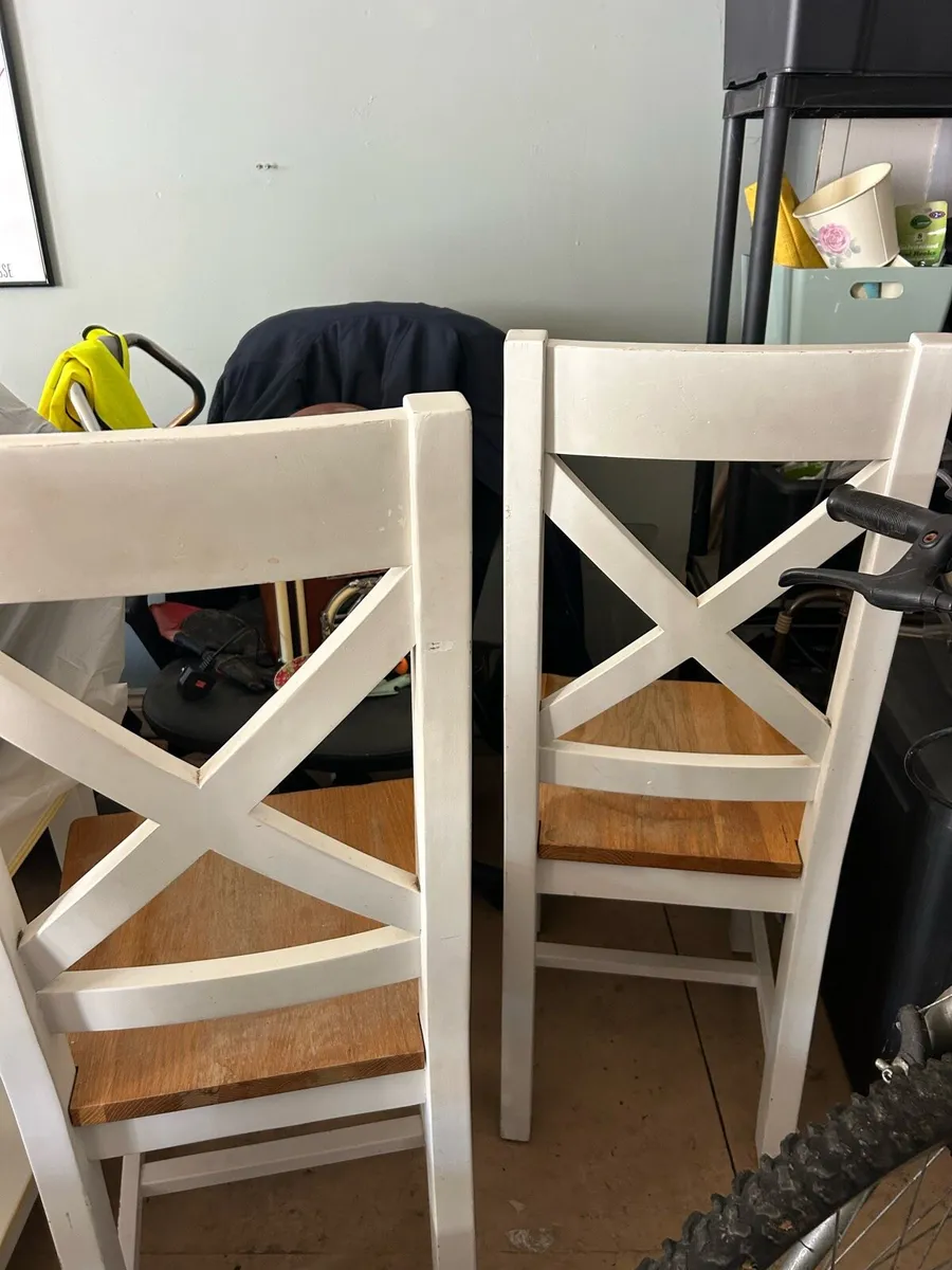 Table and chairs - Image 4