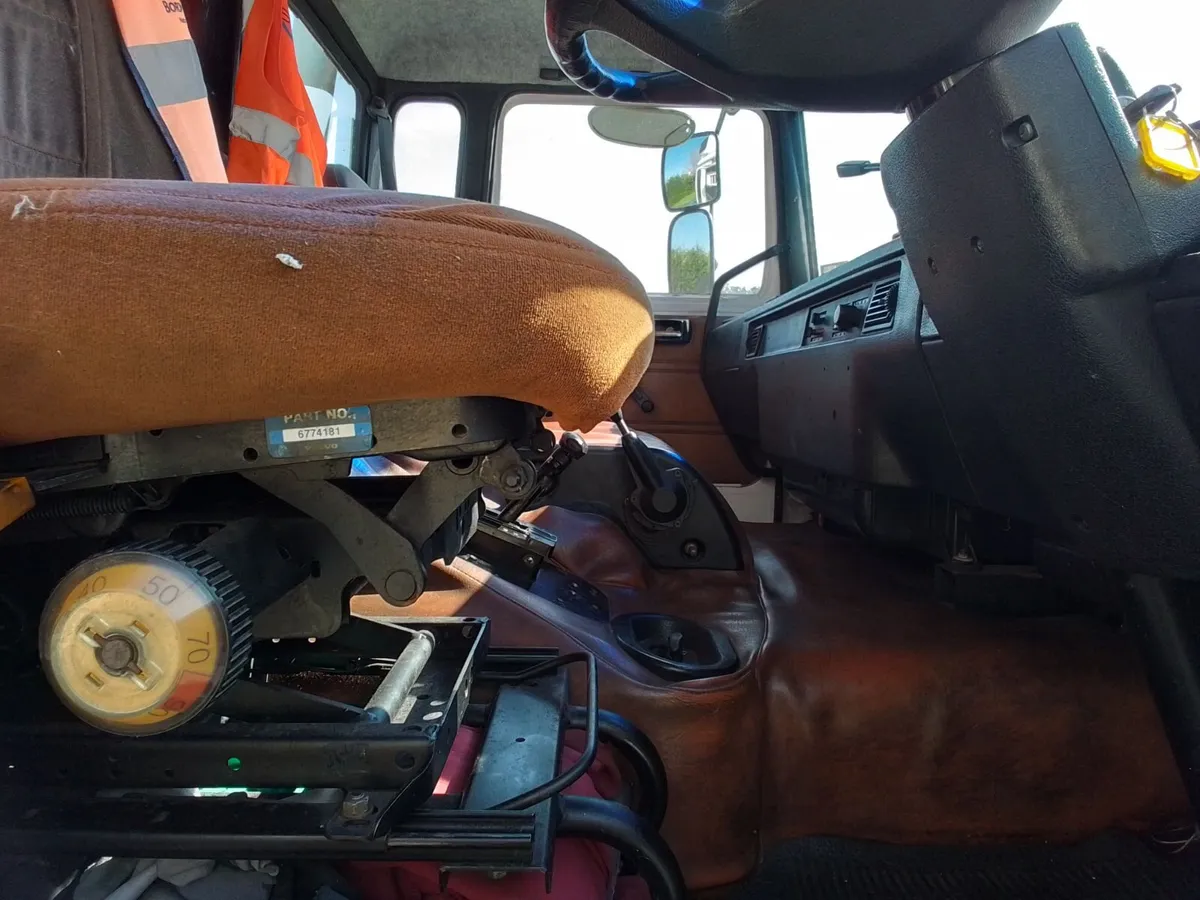 1980s Volvo F7 Turbo 4x2 Tractor - Image 2