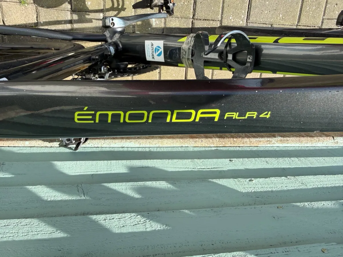 Trek Emonda ALR 4 Road Racing Bike - Image 3