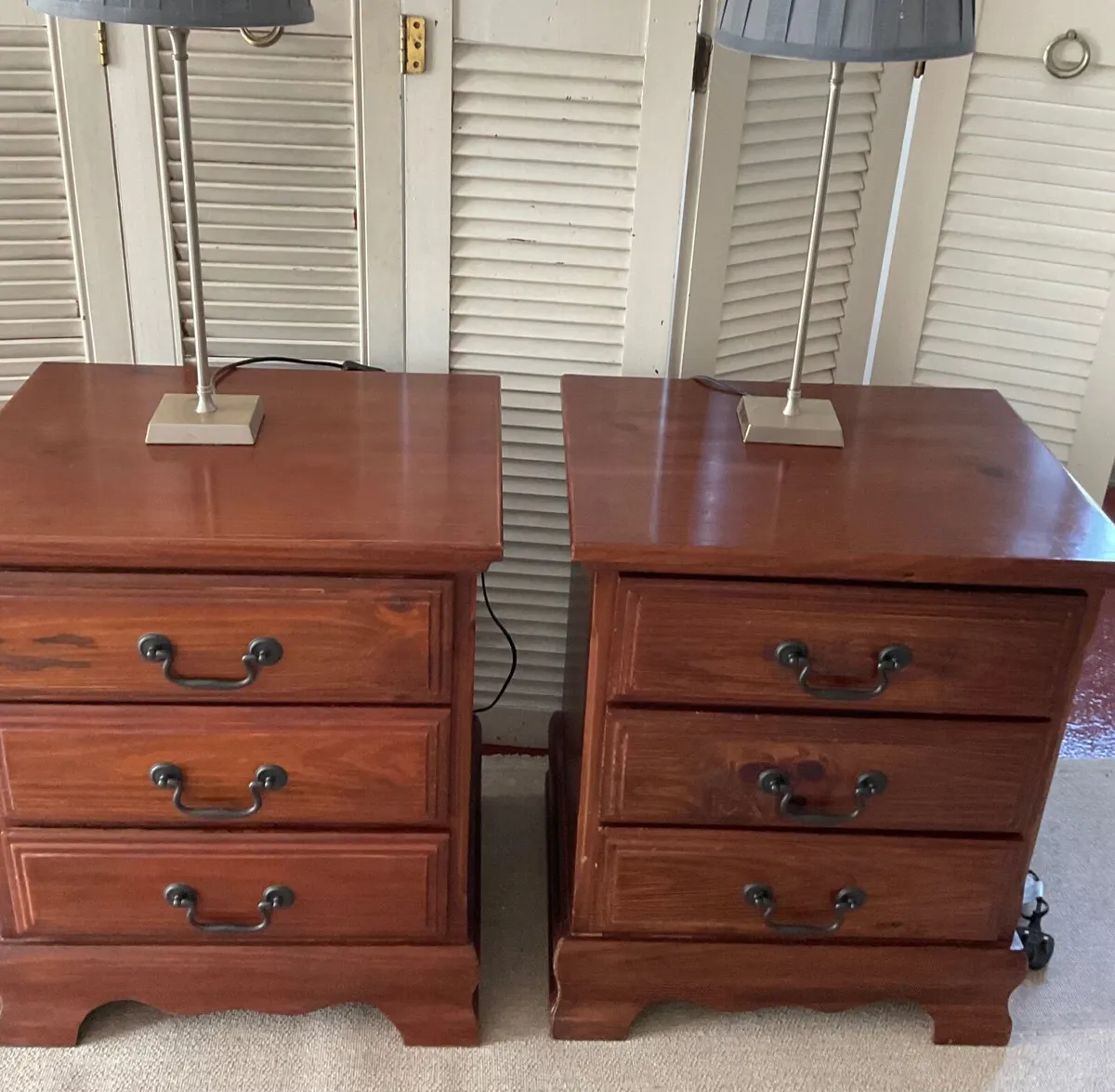 Pair of large mahogany bedside lockers - Image 1