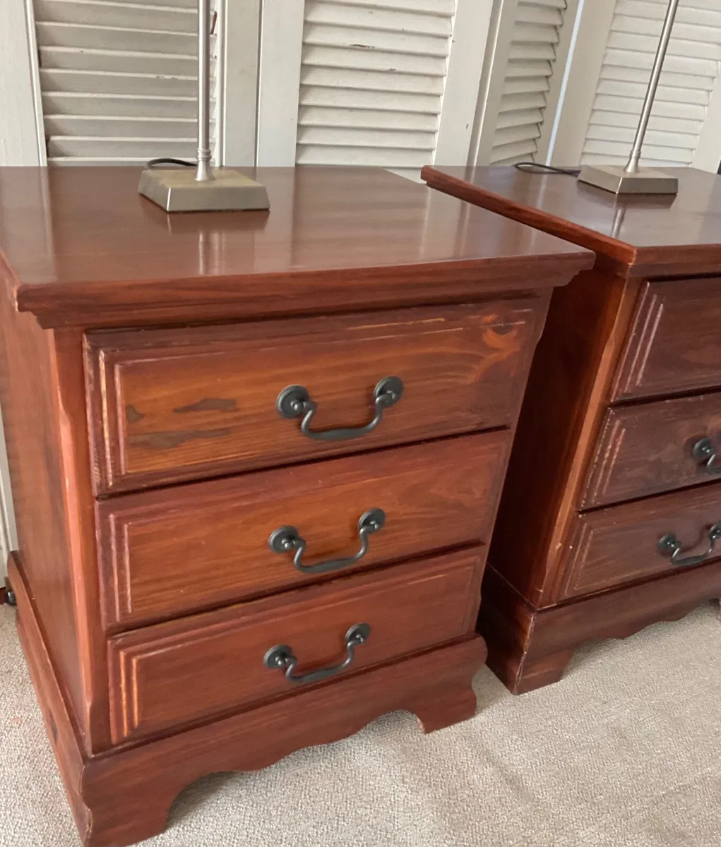 Pair of large mahogany bedside lockers - Image 2