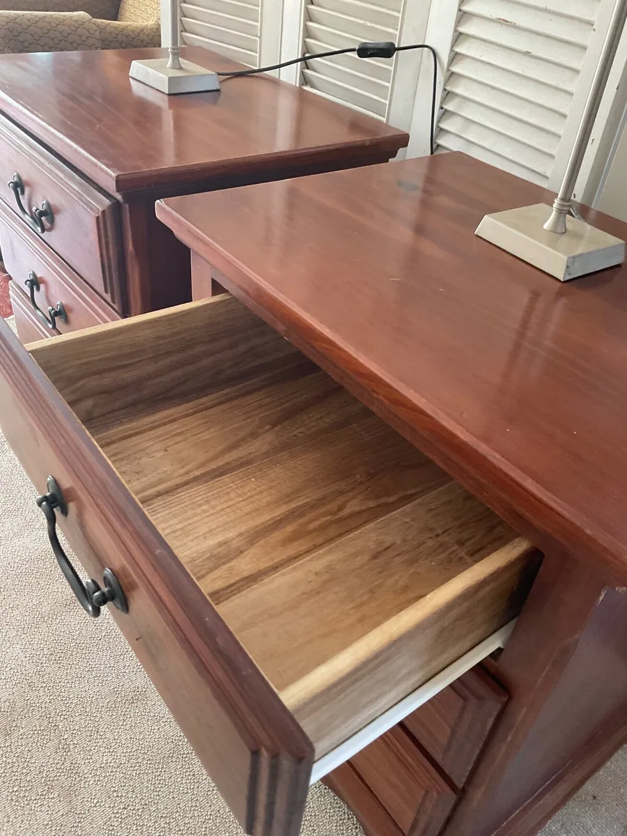 Pair of large mahogany bedside lockers - Image 3