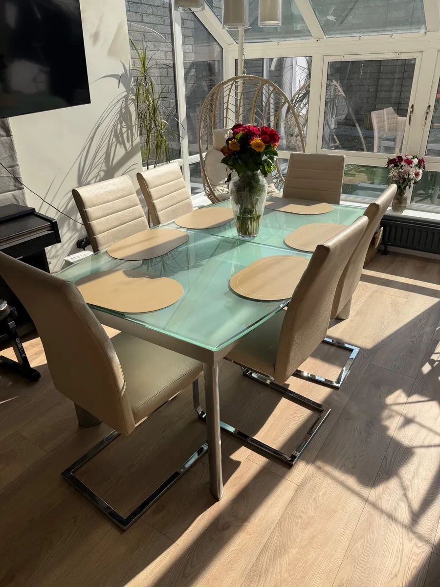 Dining a folding table+6 chairs