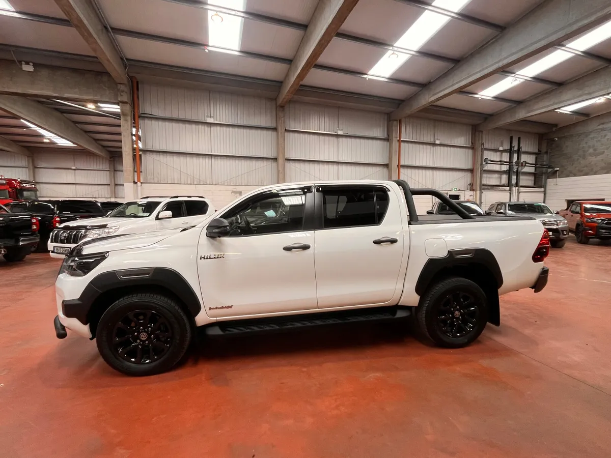 252 Toyota Hilux  InvincibleX 2.8 Auto - Image 4