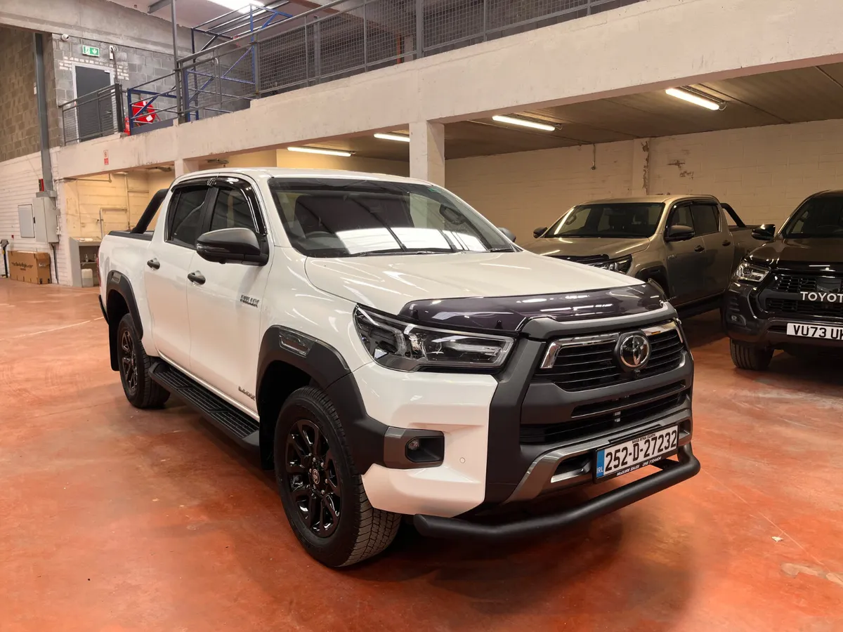 252 Toyota Hilux  InvincibleX 2.8 Auto - Image 2