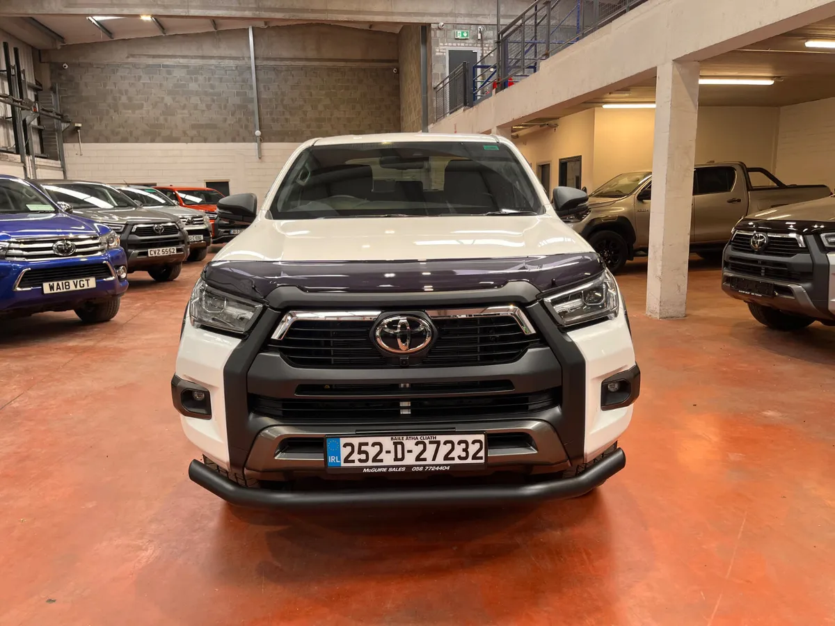252 Toyota Hilux  InvincibleX 2.8 Auto - Image 3