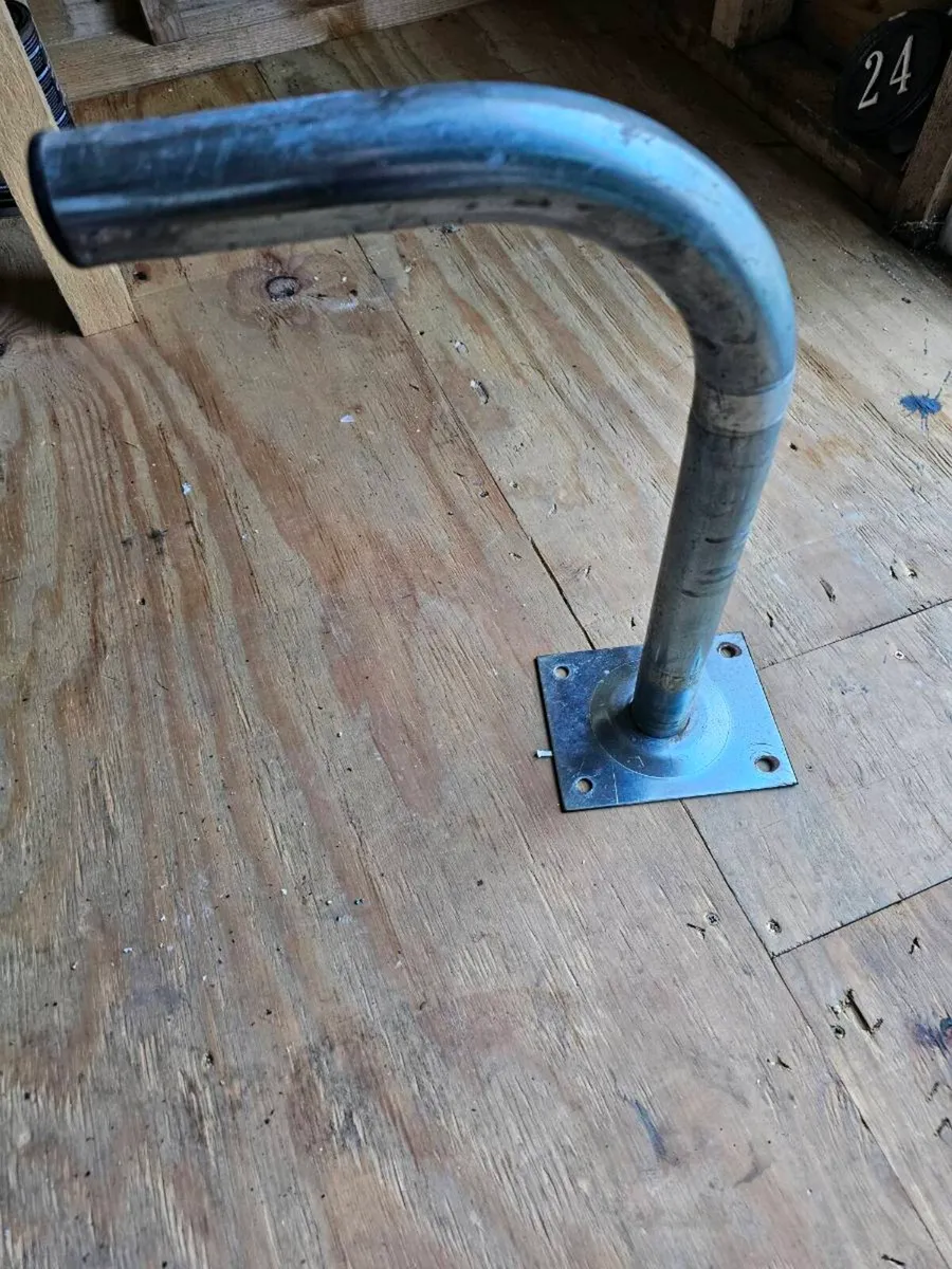 Satellite bracket with screws - Image 2