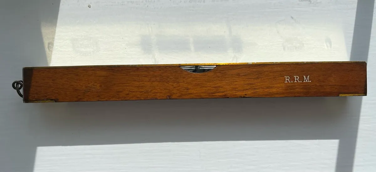 Early 1900s Antique spirit level and a vintage saw - Image 3