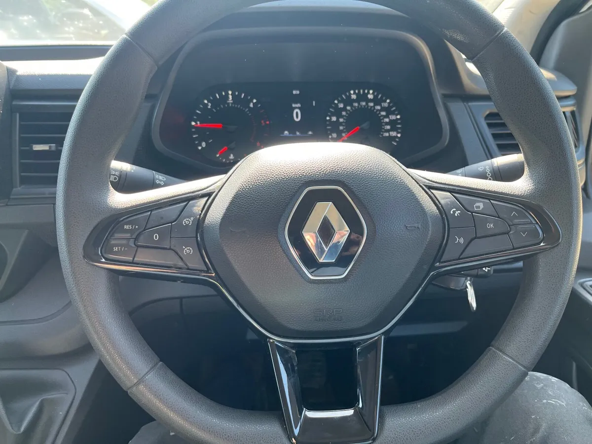 Renault Trafic 2022 - Only 15,300 miles - Image 4