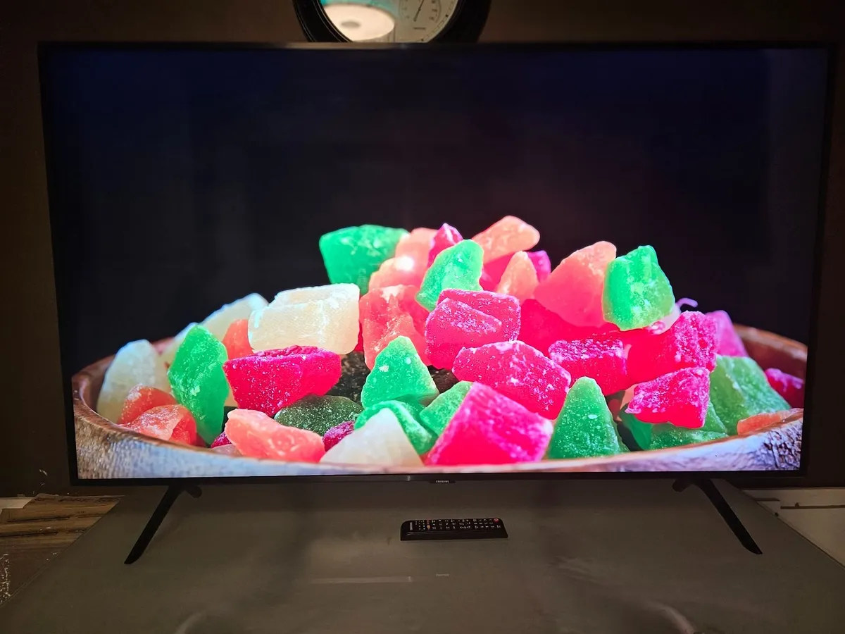 55" Samsung Quantum 4K HDR Smart QLED TV X 2 Remot - Image 4