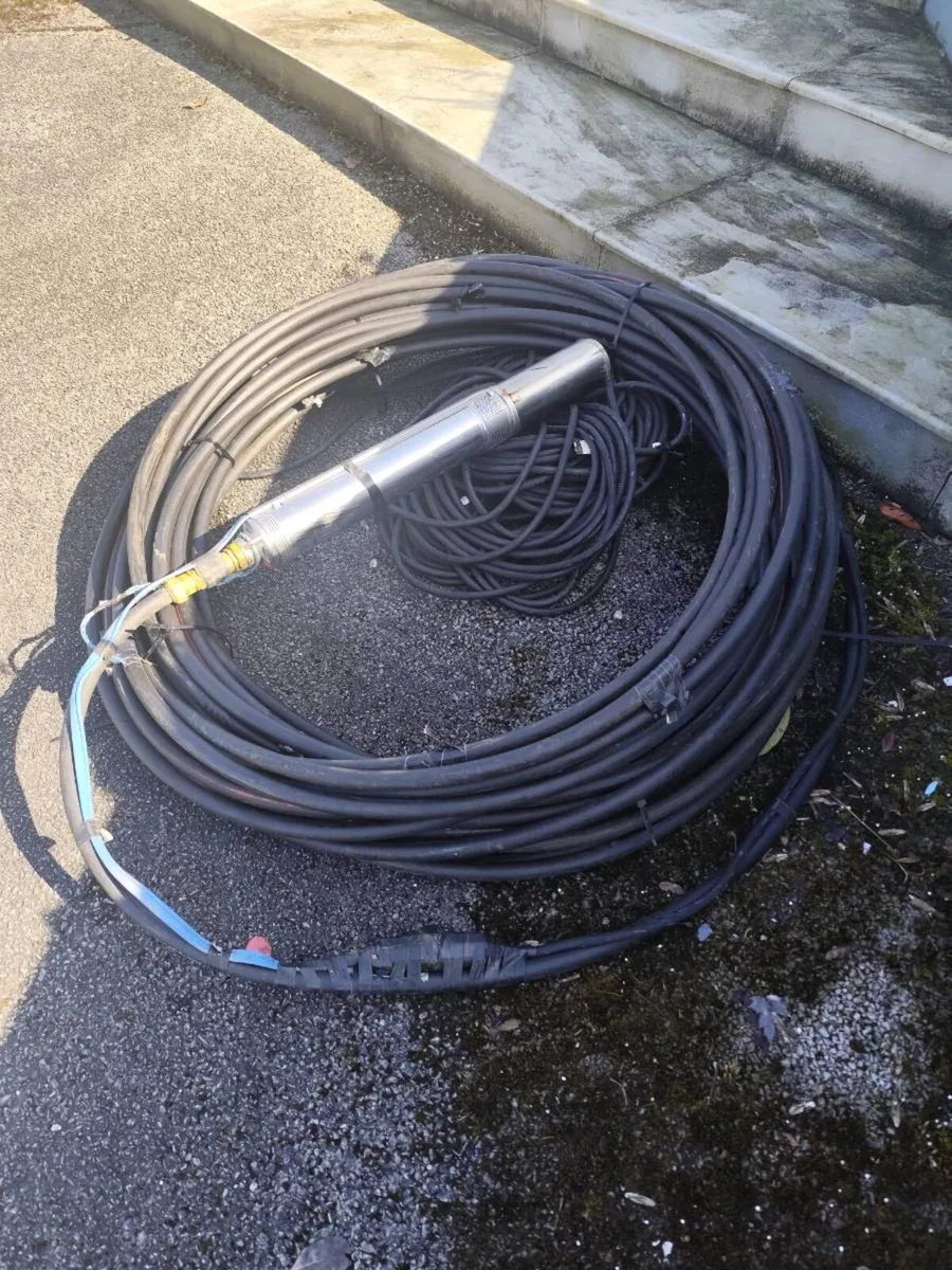 Submersible water pump + 230 ft of pipe - Image 1