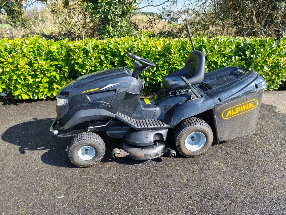 Ride on lawnmower - Image 1