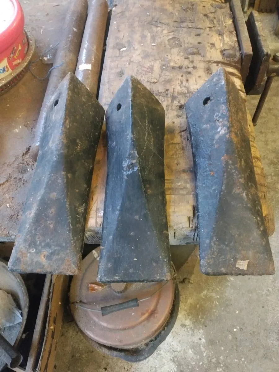 3. Vintage HW20 plough ridge points - Image 1