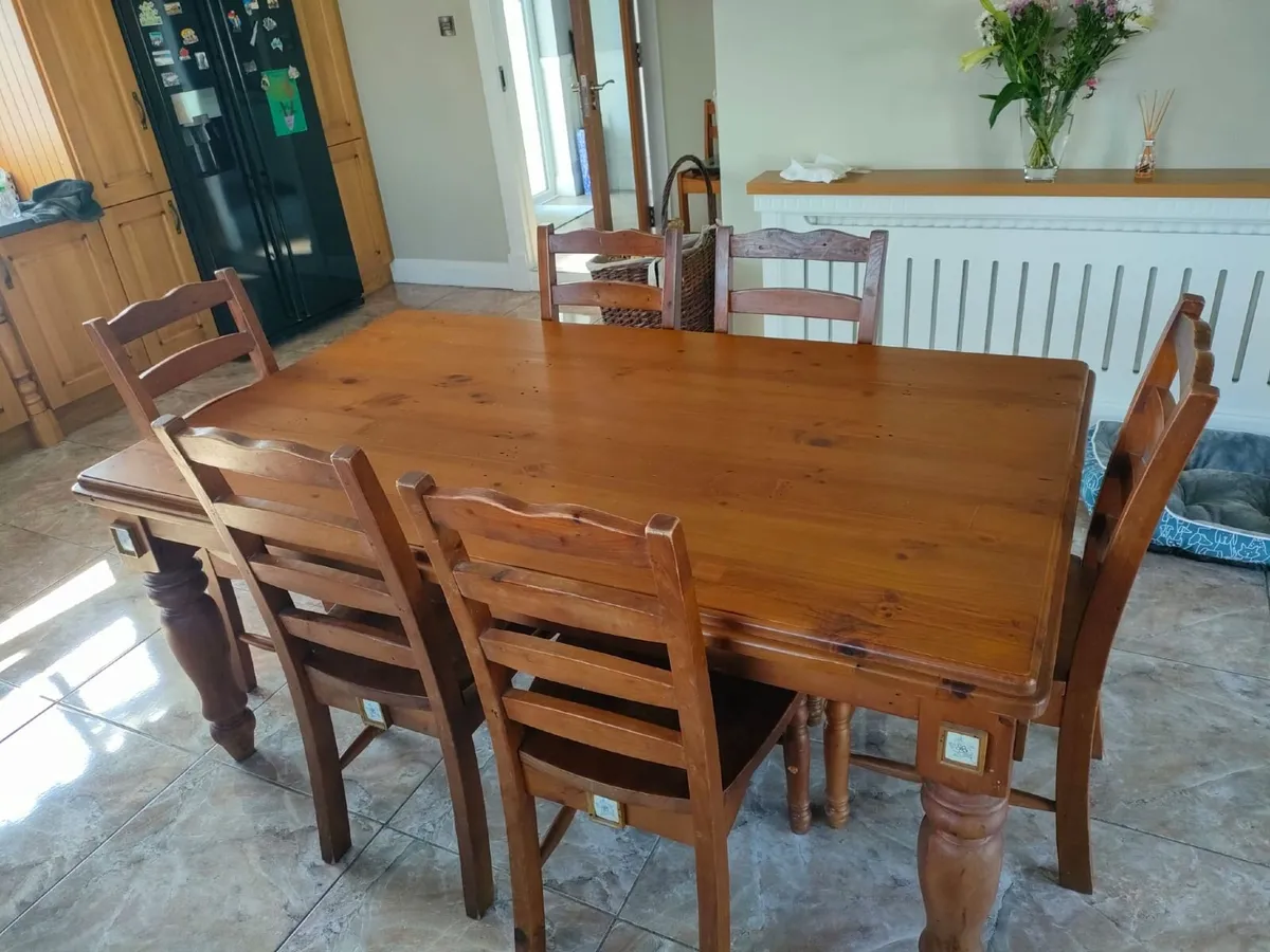 Table & chairs - Image 1