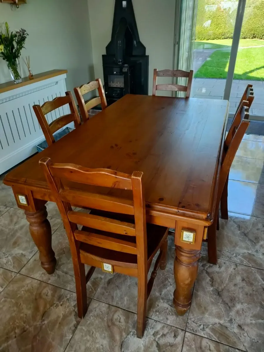 Table & chairs - Image 3