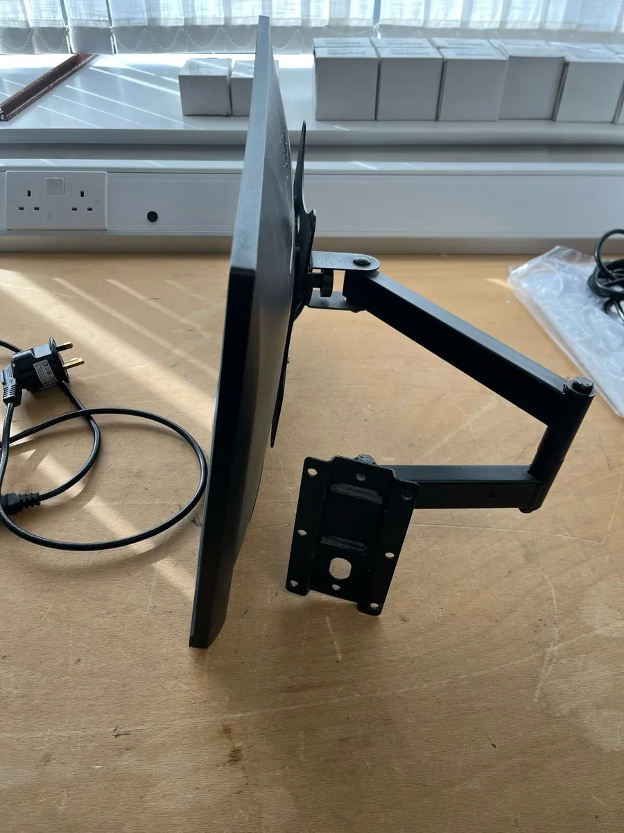 24 inch Philips Monitor 243V7QDAB/00 Wall Mounted - Image 2