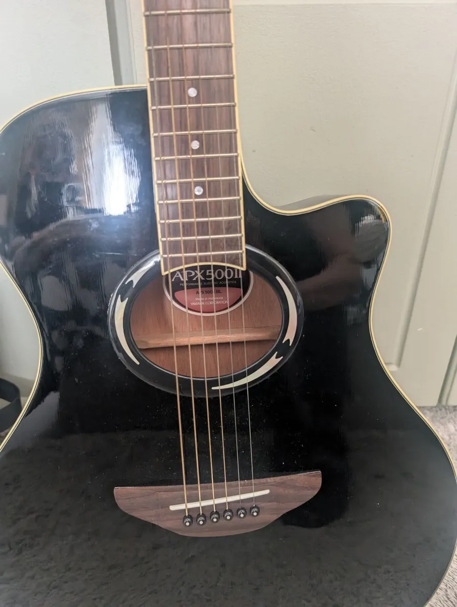 YAMAHA APX500 GUITAR, Brand new - Image 1