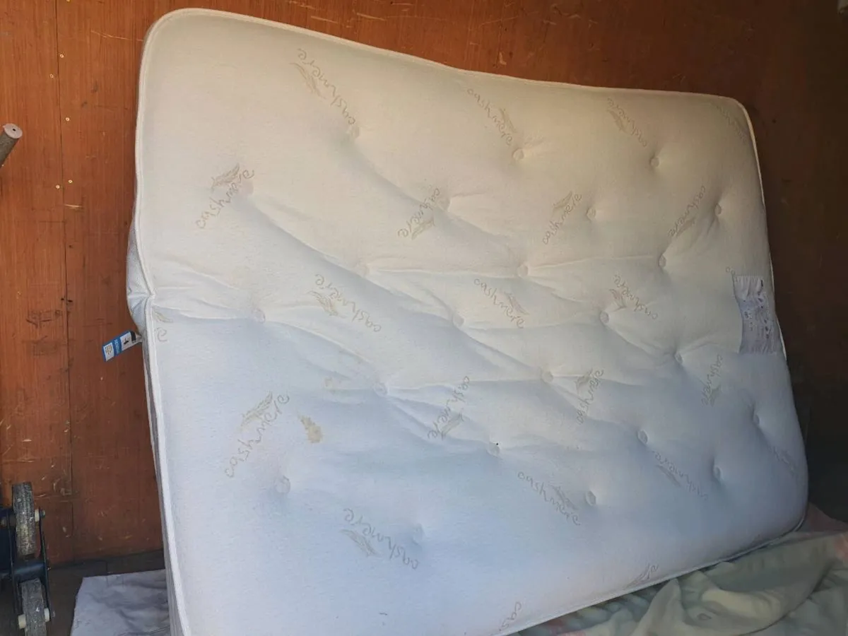 Double mattress, Good condition.
Price 50.e
Free d