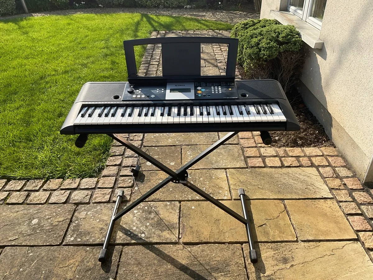 Black YAMAHA PSR-E223 Keyboard - Image 1