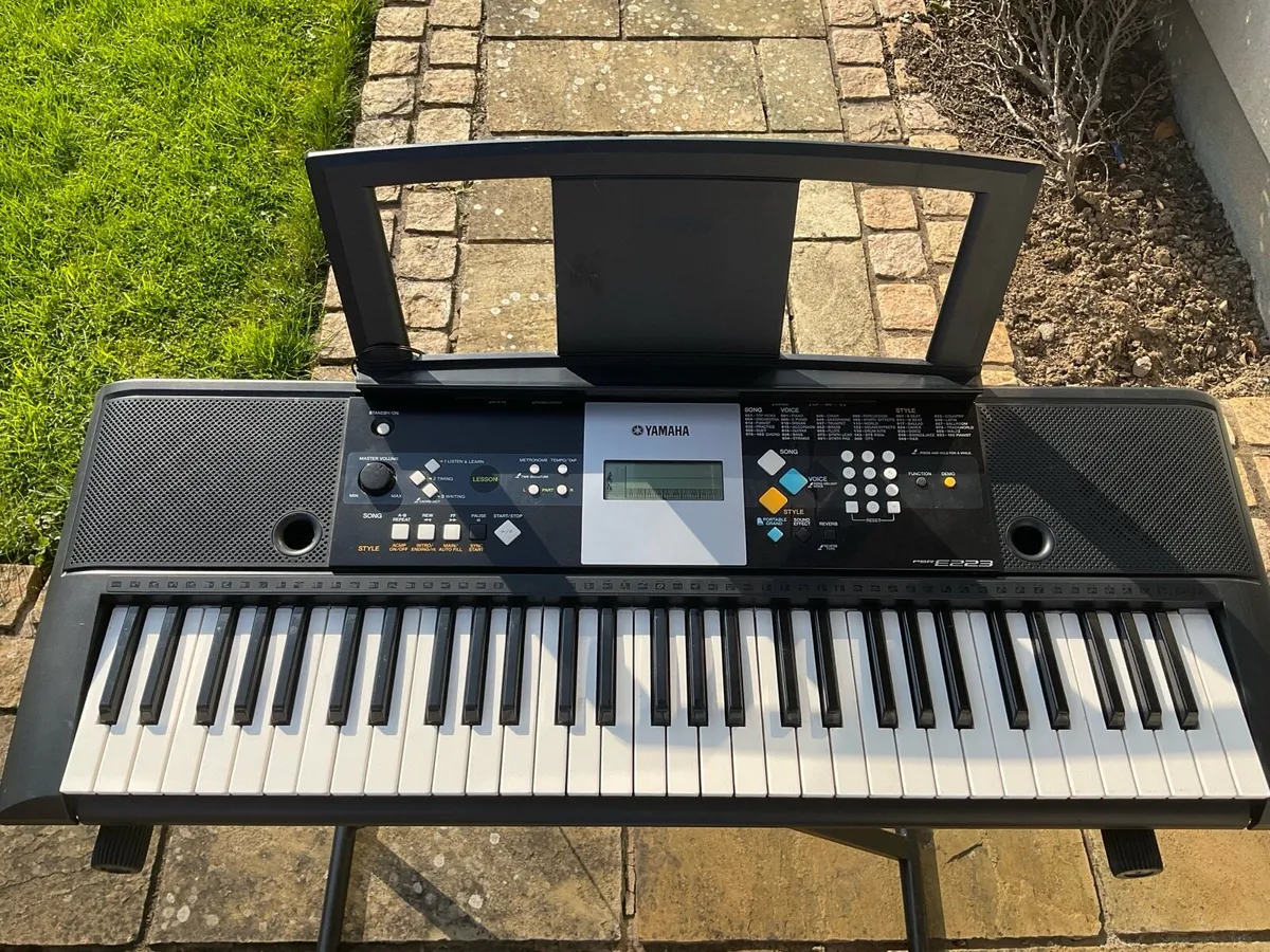 Black YAMAHA PSR-E223 Keyboard - Image 2